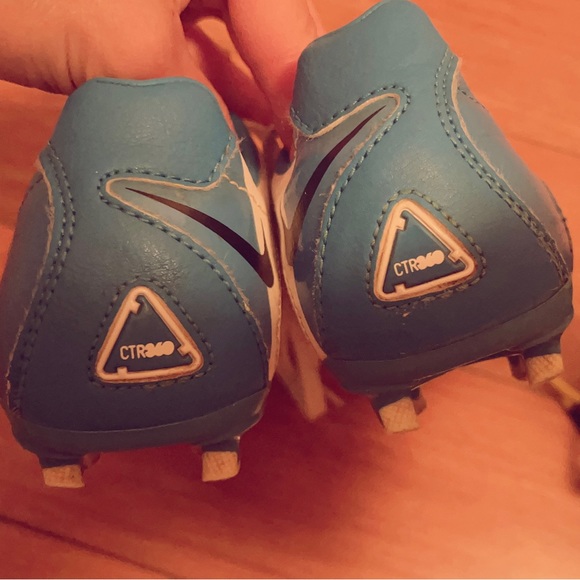 Nike kids size 11 soccer shoes - Picture 3 of 5